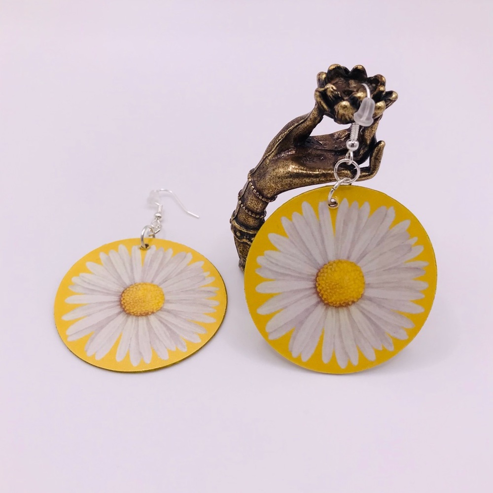 Brand New Bright And Sunny Daisy Earrings